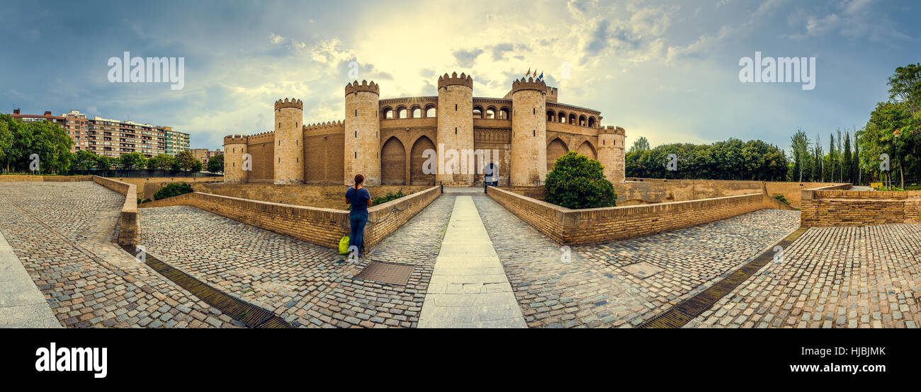 Castillo de la Aljafería - Panoramico fortificata medievale palazzo islamica in Zaragoza Foto Stock