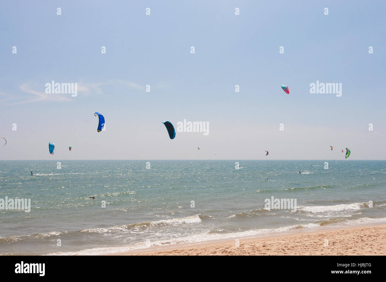Kitesurf a Phan Thiet città (Mui Ne), Vietnam Foto Stock