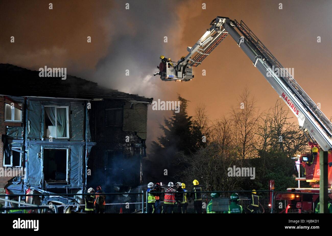 Servizi di emergenza sulla scena di un esplosione presso il ponte la costruzione di punto in Hornchurch nella zona est di Londra. Foto Stock