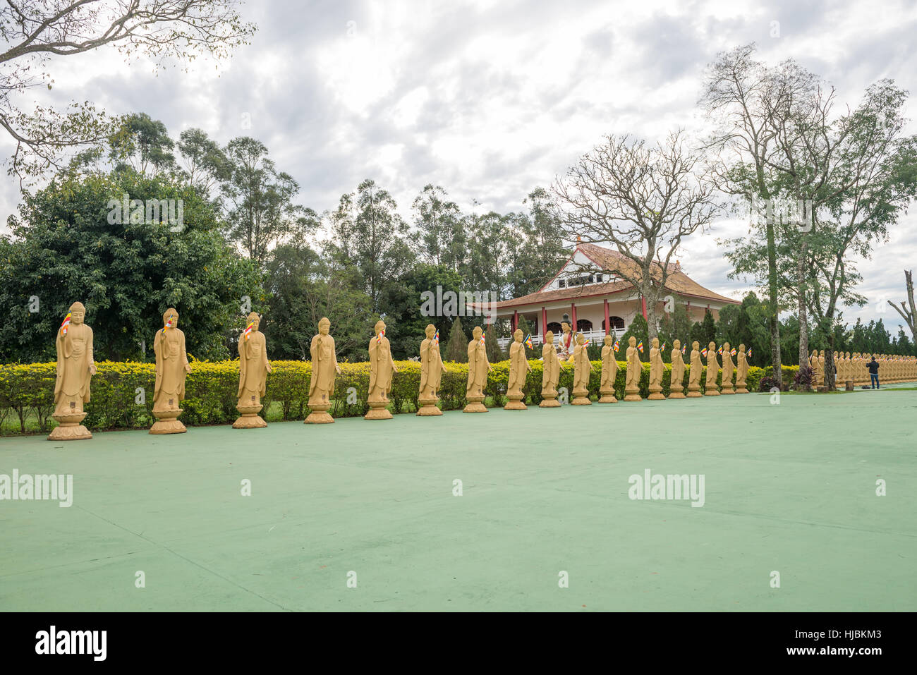 Foz do Iguazu, Brasile - 8 luglio 2016: diverse statue di Buddha in prospettiva al tempio buddista in Foz do Iguazu, Brasile. Foto Stock