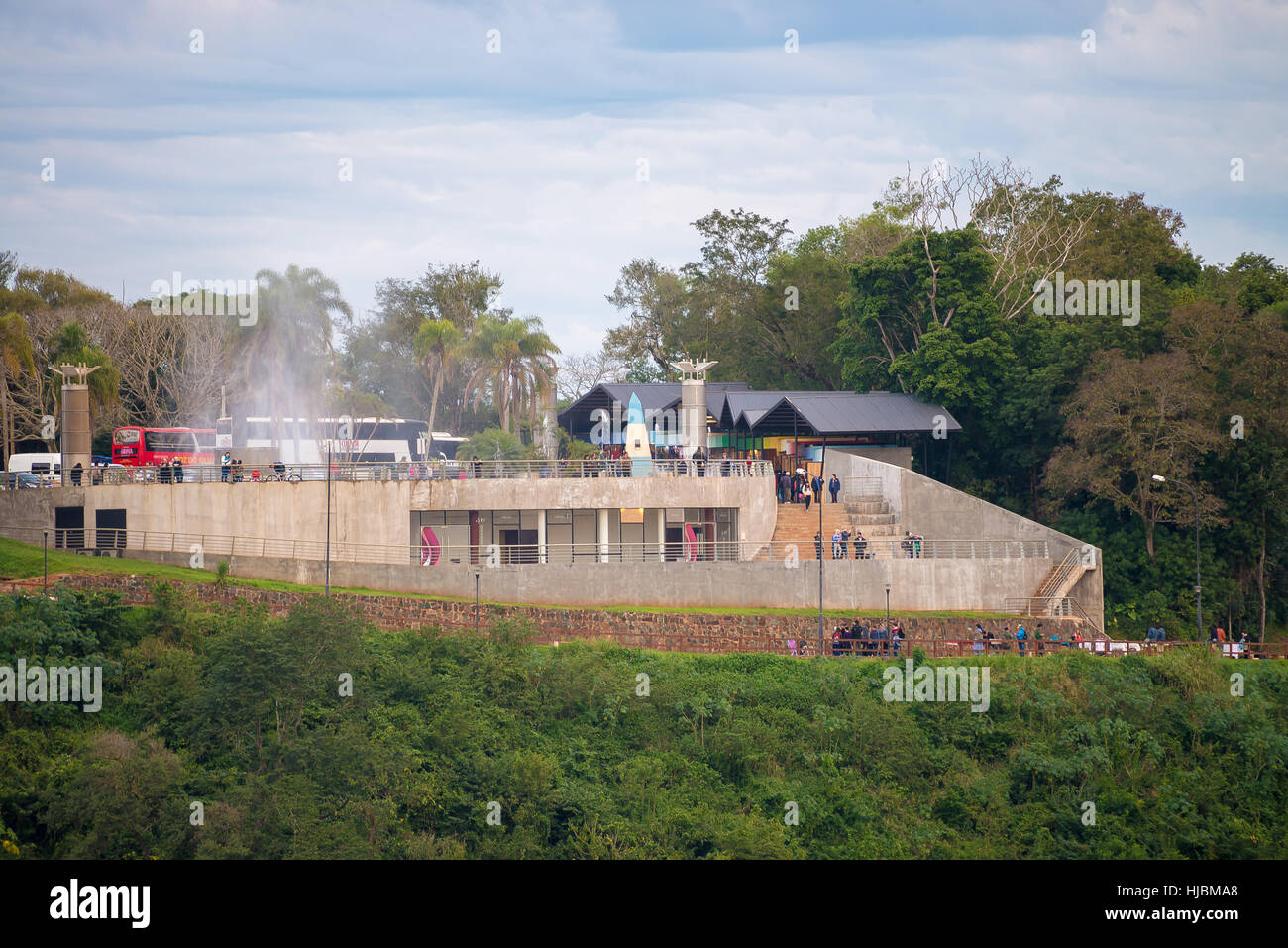 Foz do Iguazu, Brasile - 8 luglio 2016: l'Obelisco in Argentina lato della triplice frontiera. Un punto di riferimento confine tra il Paraguay, Argentina e Brasile in Foto Stock