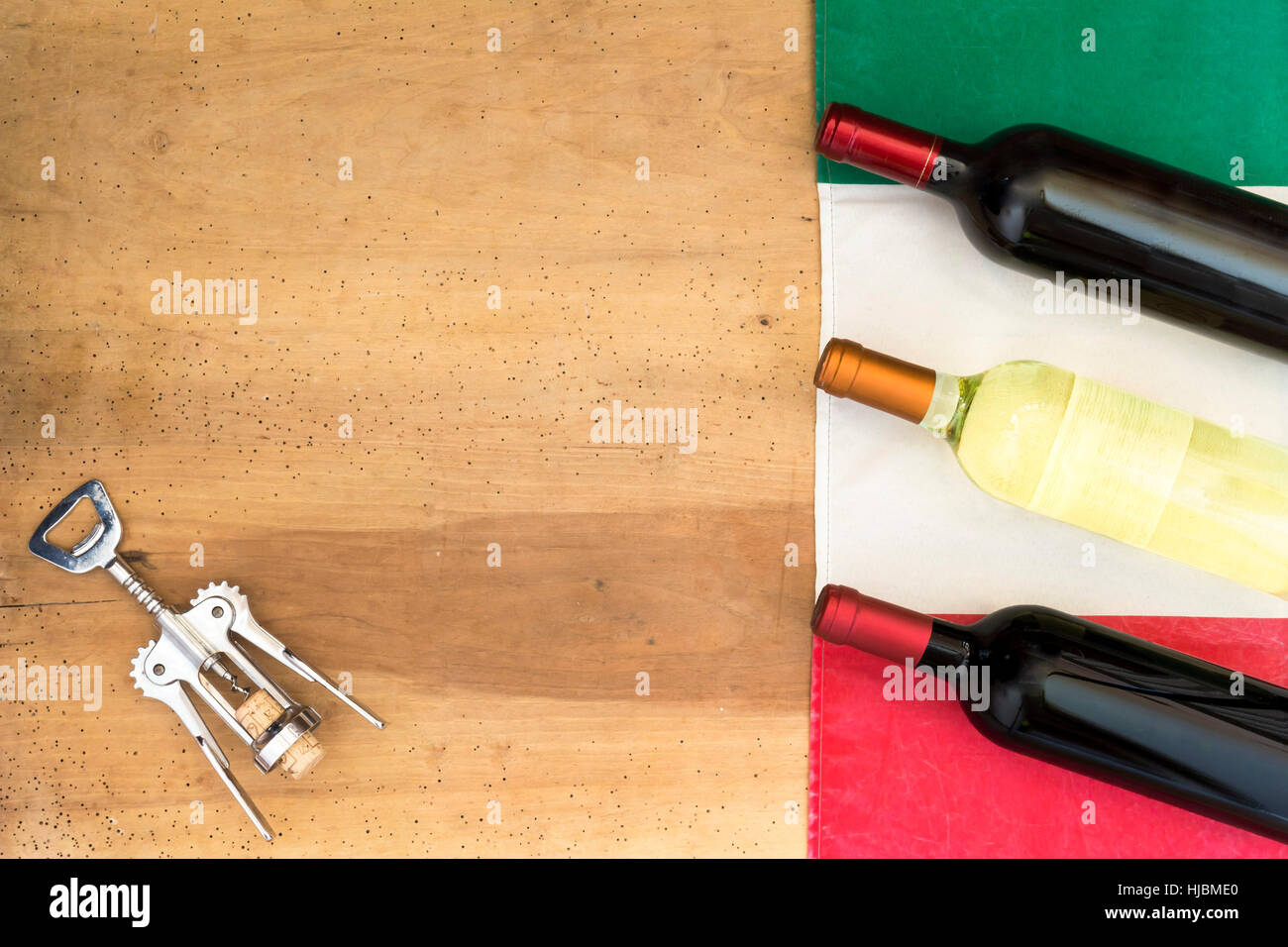 Il vino italiano bottiglie su sfondo di legno Foto Stock