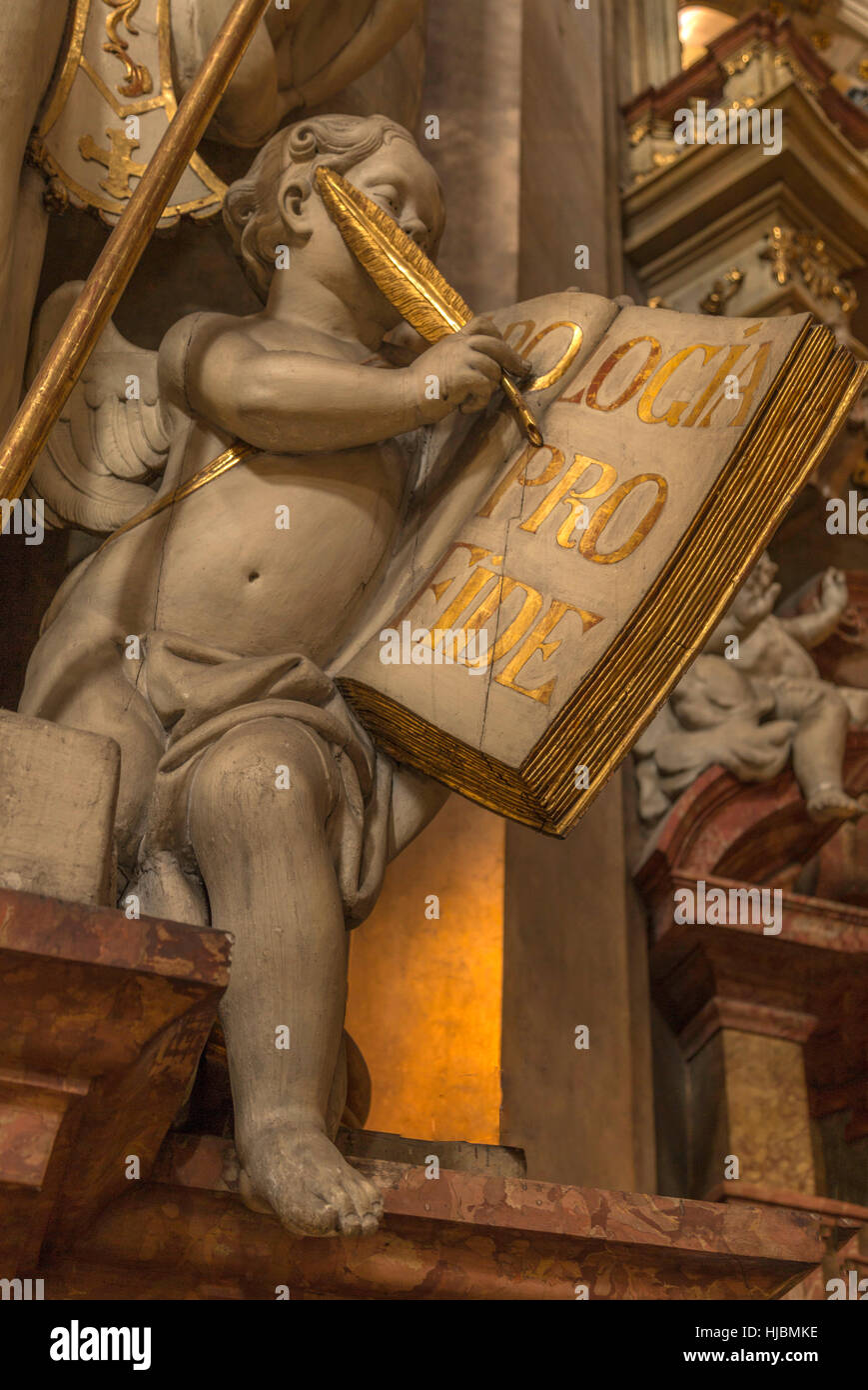 Cherubino statua che si trova nella chiesa di San Nicola, un barocco gemma architettonica a Malá Strana, Lesser Town, Prague 1, Repubblica Ceca. Foto Stock