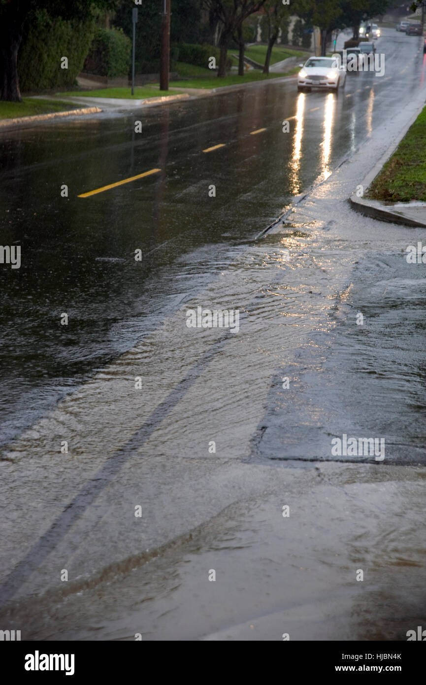 Guida auto in pioggia su strade bagnate Foto Stock