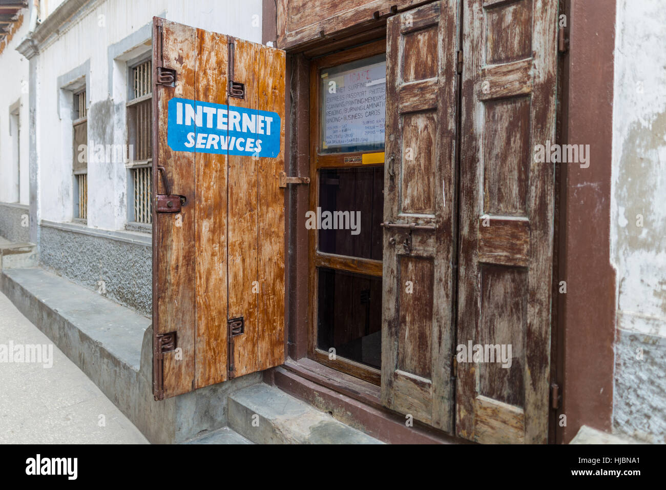 Stone Town Zanzibar, Tanzania- ottobre 2016:utilizzo di Internet sta diventando sempre più comune nelle zone più povere dell Africa come Zanzibar. Le popolazioni locali stanno guadagnando ac Foto Stock