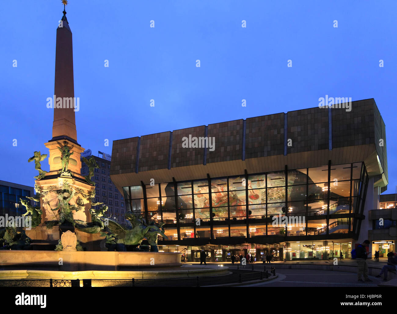 La sala concerti Gewandhaus e Mende Fouintain su Augustusplatz square, Lipsia, Sassonia,Germania, Europa Foto Stock