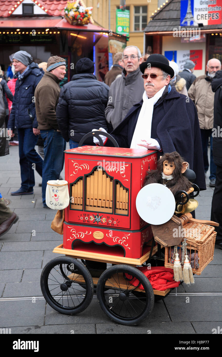 Musicista di strada presso la piazza del mercato, Halle/Saale, Sassonia-Anhalt, Germania, Europa Foto Stock