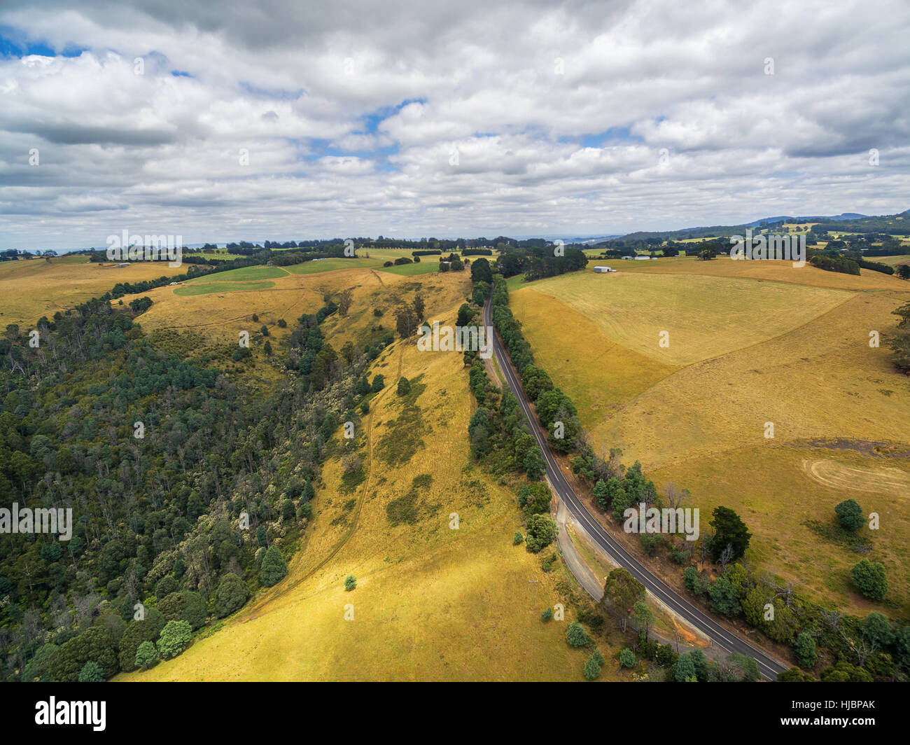 Antenna paesaggio rurale della strada tra giallo le colline di campagna australiana Foto Stock