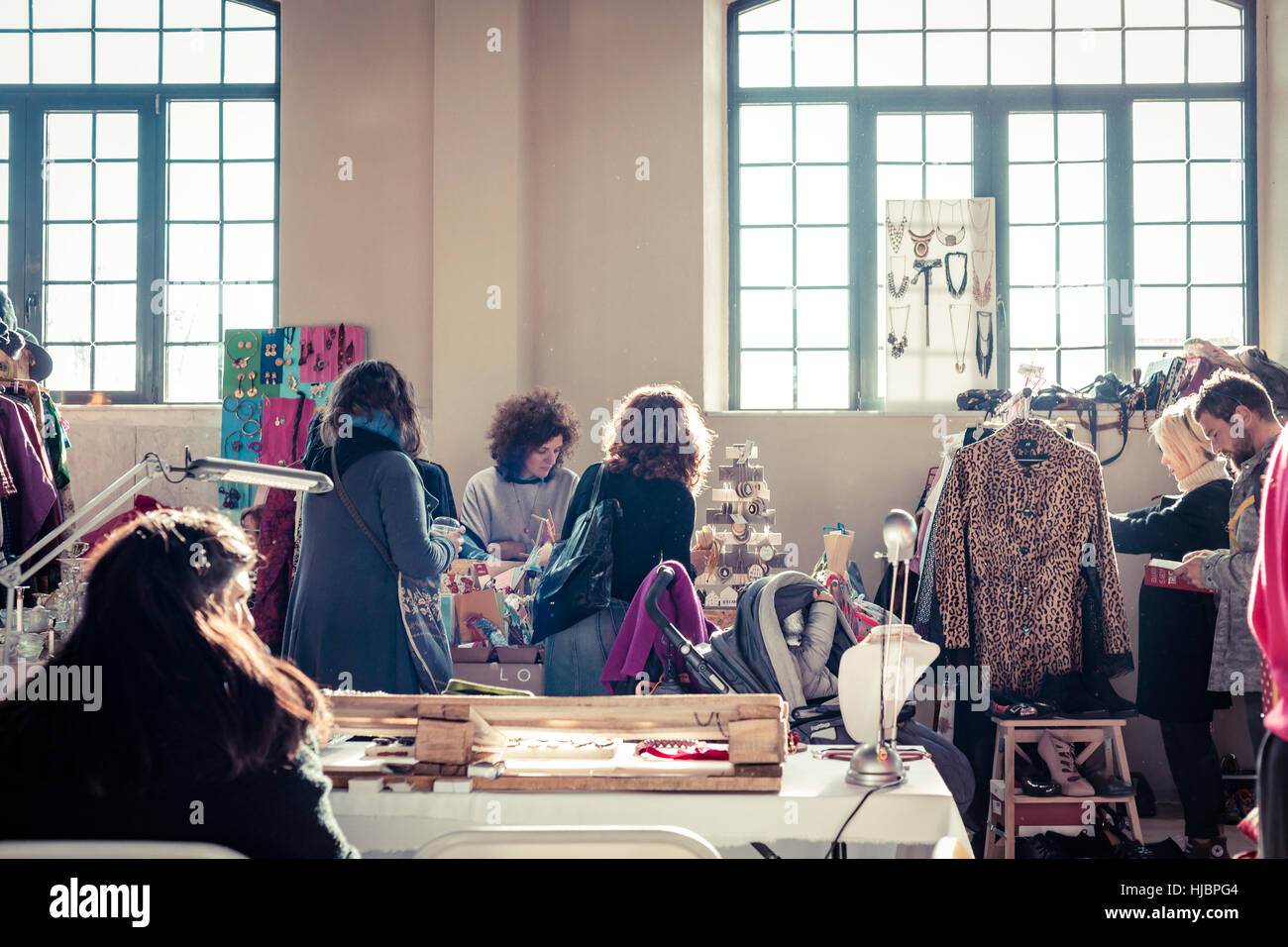 Le persone acquistano e vendono di seconda mano e oggetti di artigianato sulla coperta del mercato delle pulci Foto Stock