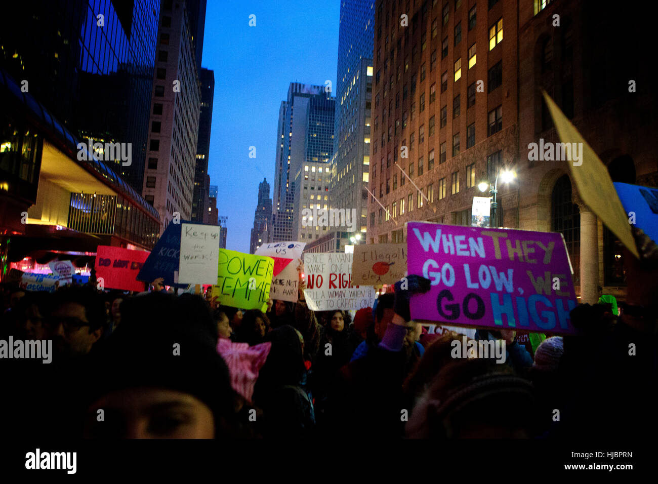 Protester in NYC le donne di marzo Foto Stock