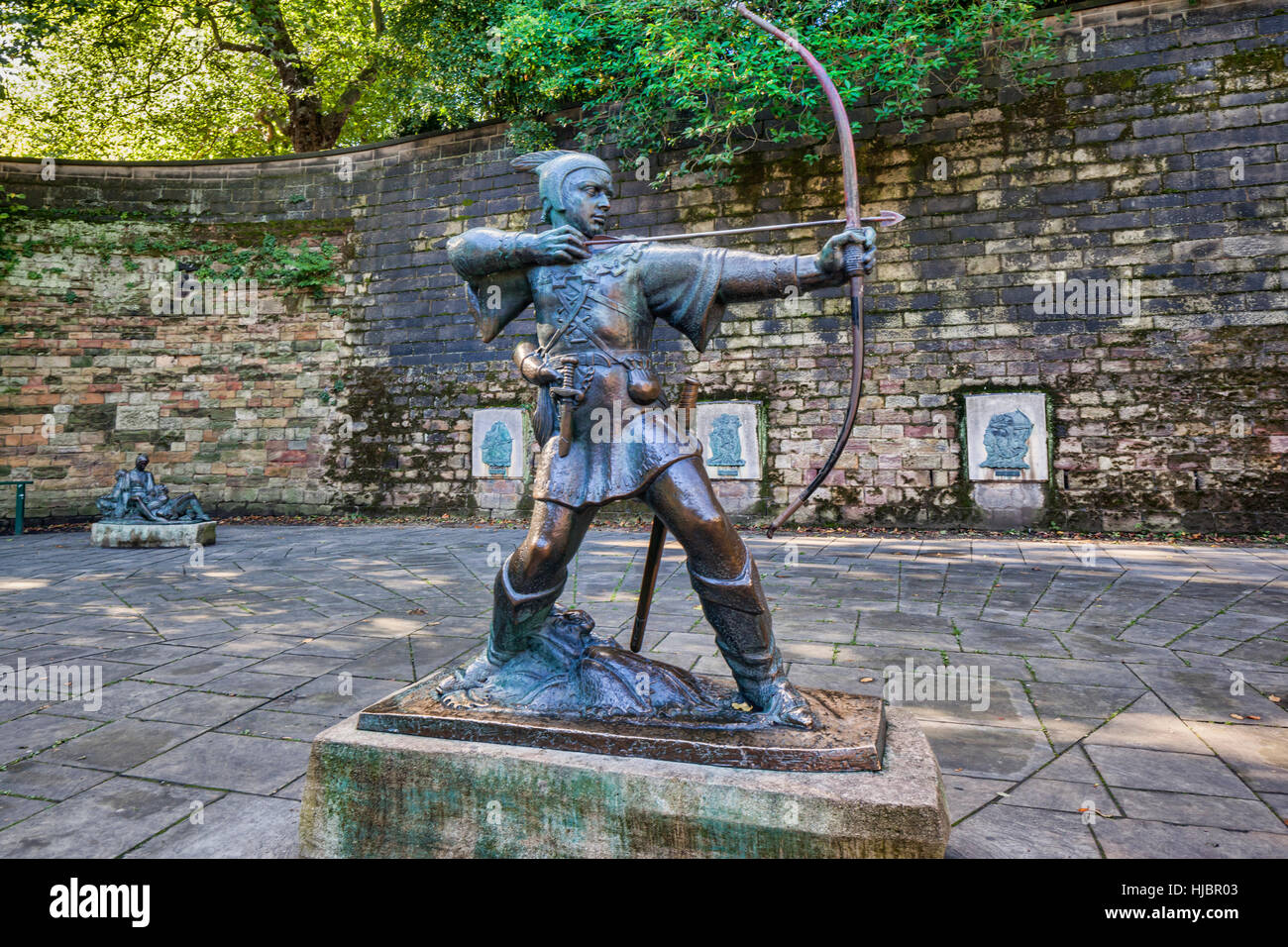 Statua di Robin Hood da James Woodford, vicino al castello di Nottingham, Inghilterra, Regno Unito Foto Stock