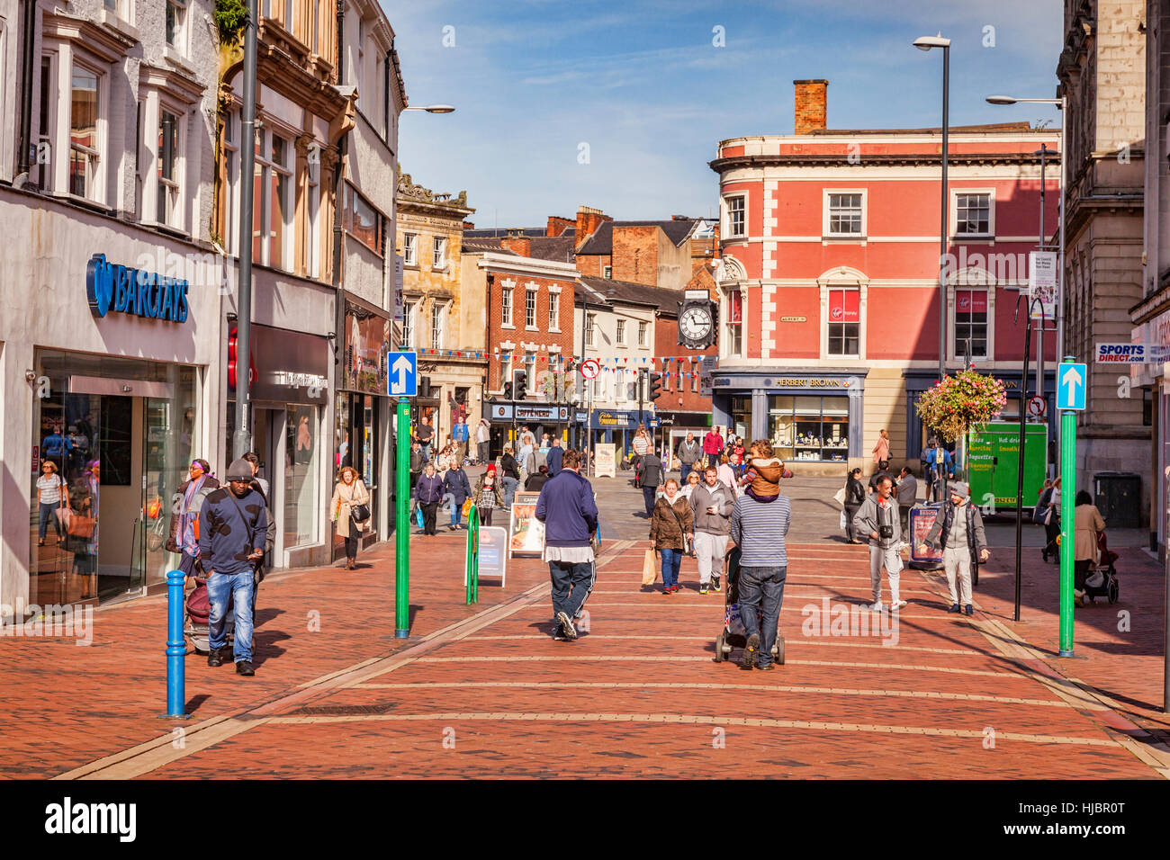 La gente lo shopping nel centro di Derby, Derbyshire, England, Regno Unito Foto Stock