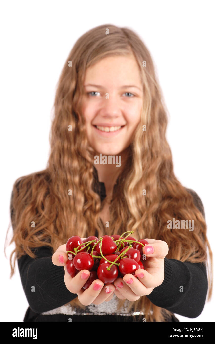 Ragazza con ciliegie fresche isolato su bianco. Focus su ciliegie Foto Stock