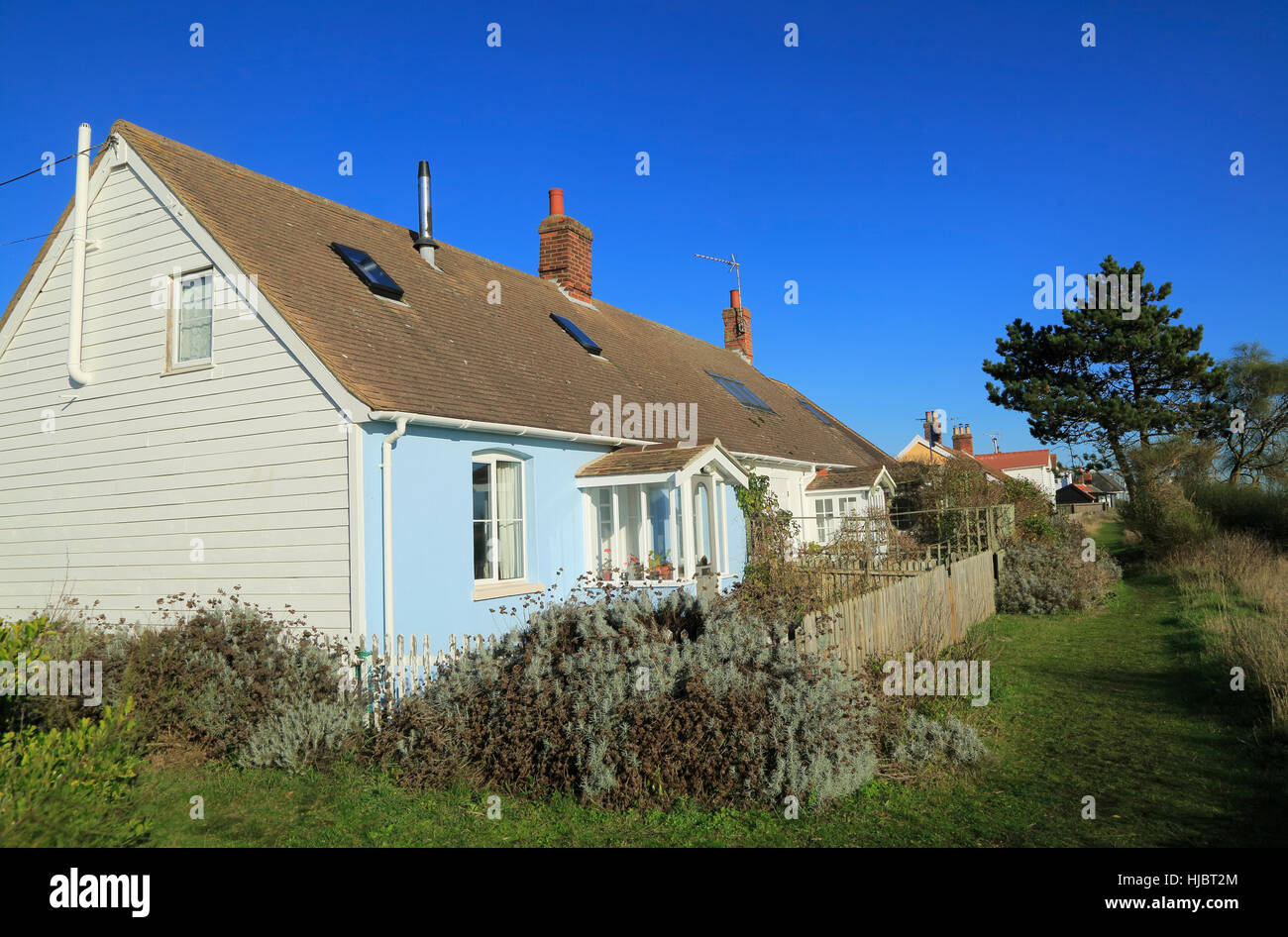 Chalet cottage alloggiamento sulla costa, strada di ciottoli, Suffolk, Inghilterra, Regno Unito Foto Stock