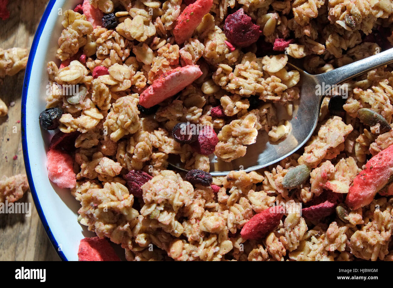 Granola in metallo bianco ciotola Foto Stock