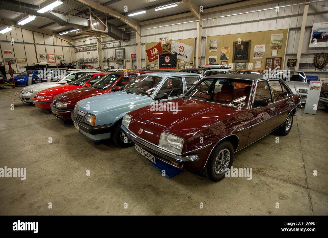 Automobili classiche della Vauxhall patrimonio conservato di raccolta presso i produttori di auto in fabbrica a Luton, Inghilterra, Cavalieri Foto Stock