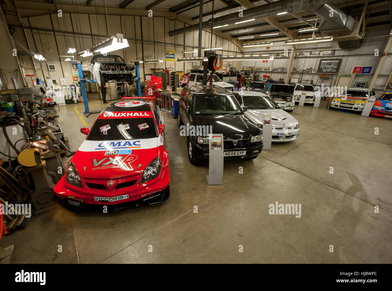 Automobili classiche della Vauxhall patrimonio conservato di raccolta presso i produttori di auto in fabbrica a Luton, Inghilterra Foto Stock