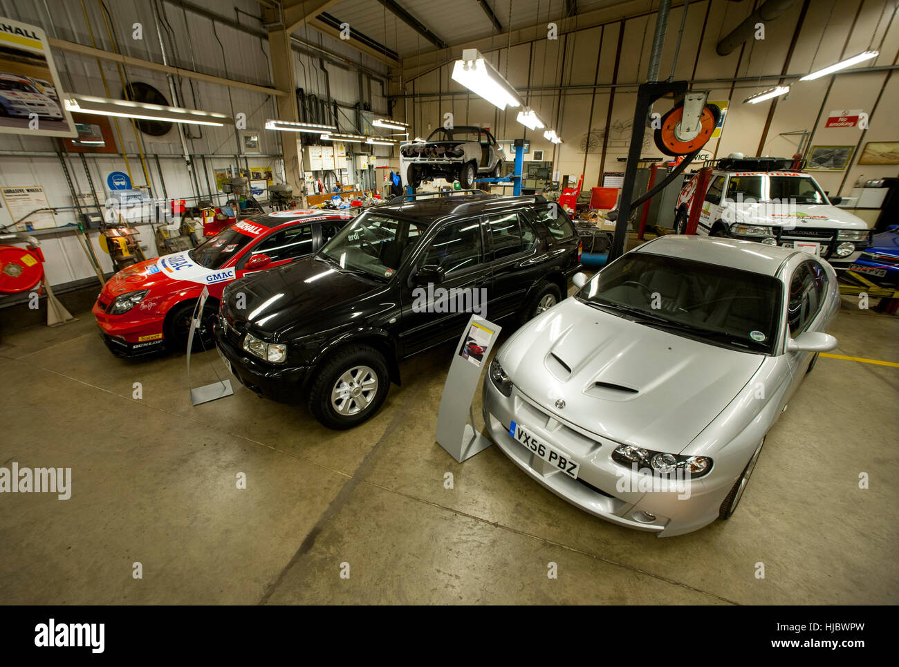 Automobili classiche della Vauxhall patrimonio conservato di raccolta presso i produttori di auto in fabbrica a Luton, Inghilterra Foto Stock