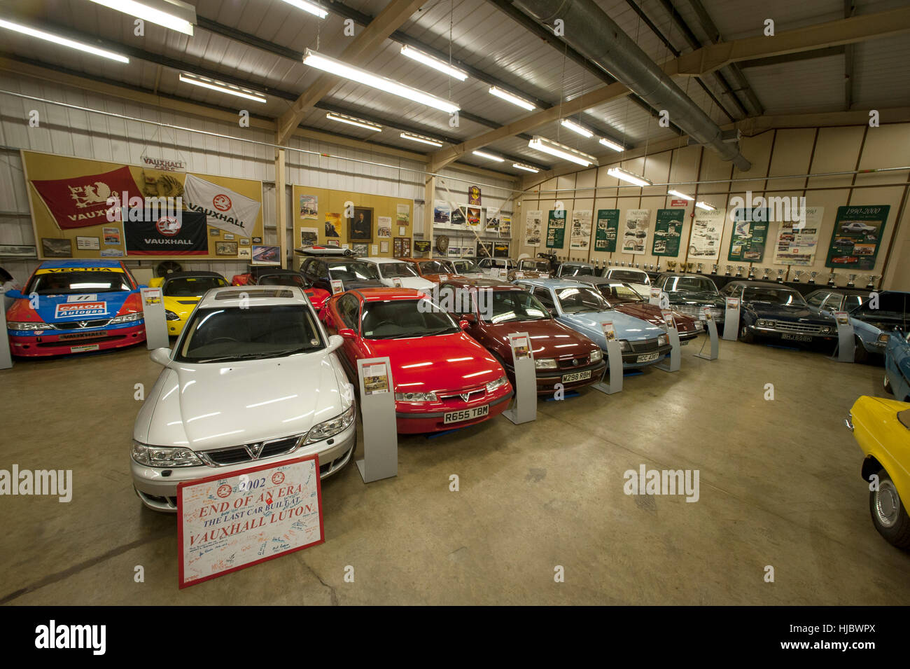 Automobili classiche della Vauxhall patrimonio conservato di raccolta presso i produttori di auto in fabbrica a Luton, Inghilterra Foto Stock
