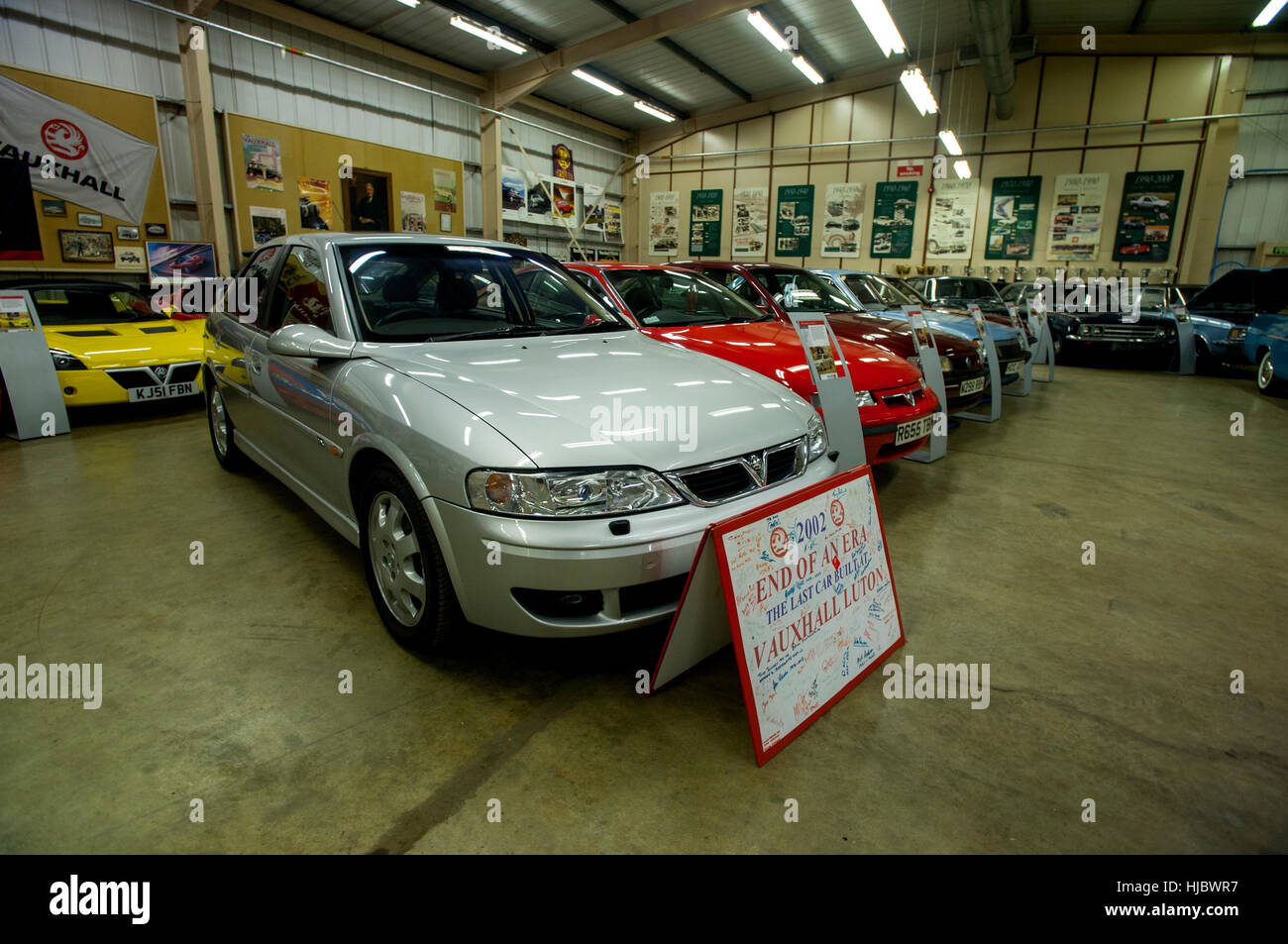 Automobili classiche della Vauxhall patrimonio conservato di raccolta presso i produttori di auto in fabbrica a Luton, Inghilterra, l'ultimo Vectra Foto Stock