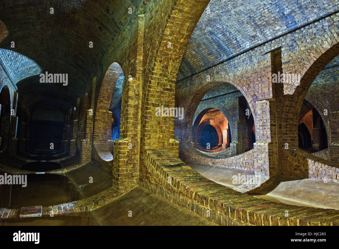 Pressione atmosferica di Finsbury Park serbatoio sotterraneo, a nord di Londra. Il Vittoriano costruito in mattoni struttura è stata creata tra il 1868 e il 1869 Foto Stock