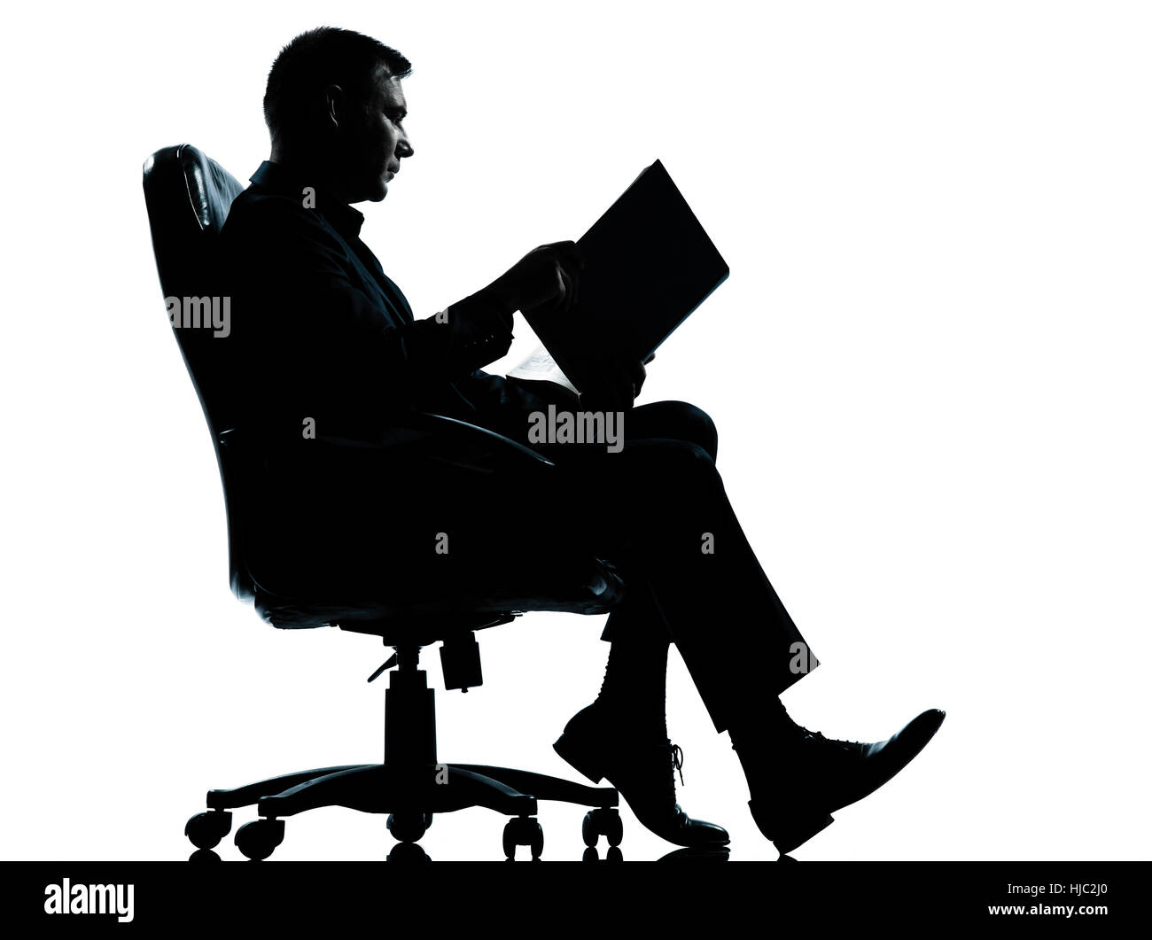 Un business caucasica uomo seduto in poltrona la lettura di libro antico silhouette a piena lunghezza in studio isolato su sfondo bianco Foto Stock