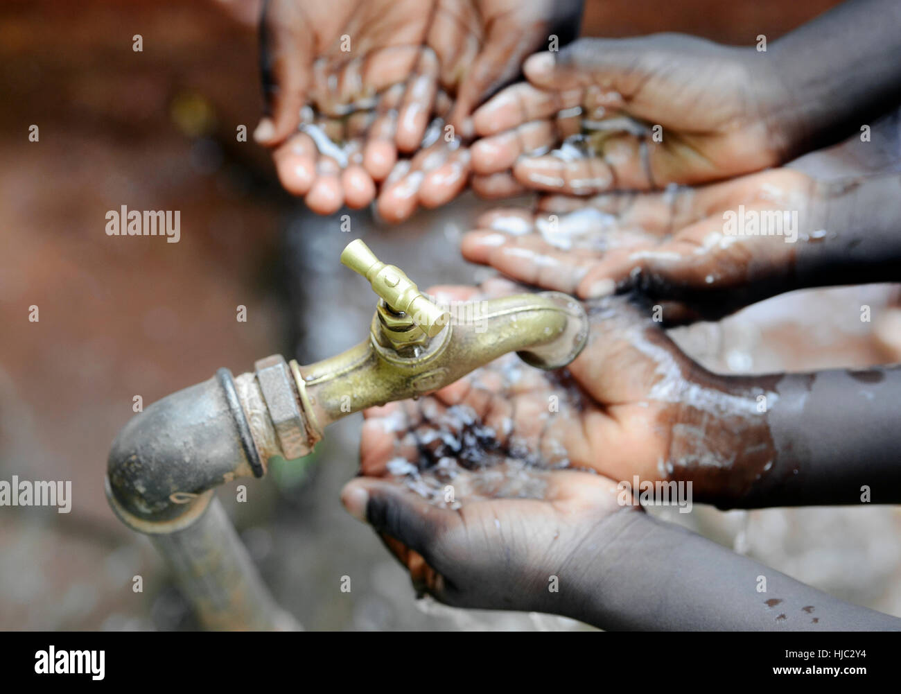 Simbolo per la mancanza di acqua in Africa - Simbolo di scarsità. La carenza di acqua o per la mancanza di acqua potabile è uno dei leader mondiali nel campo dei problemi che colpiscono m Foto Stock