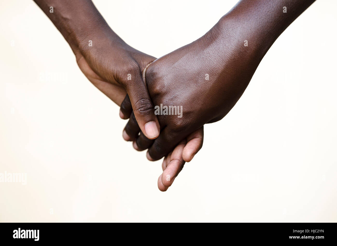 Simbolo di amicizia: Gente nera tenendo le mani insieme. Simbolo per la lotta contro il razzismo, la pace per il mondo! Foto Stock