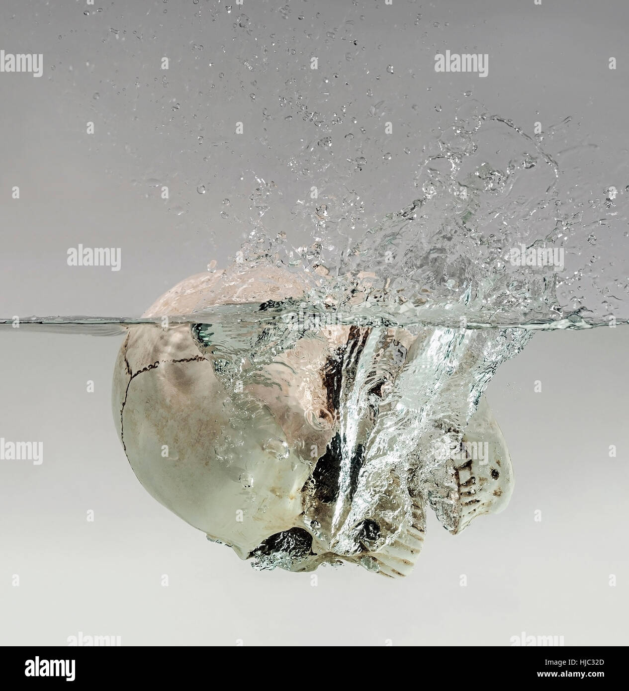 Annegamento di cranio umano nell'acqua. Foto Stock