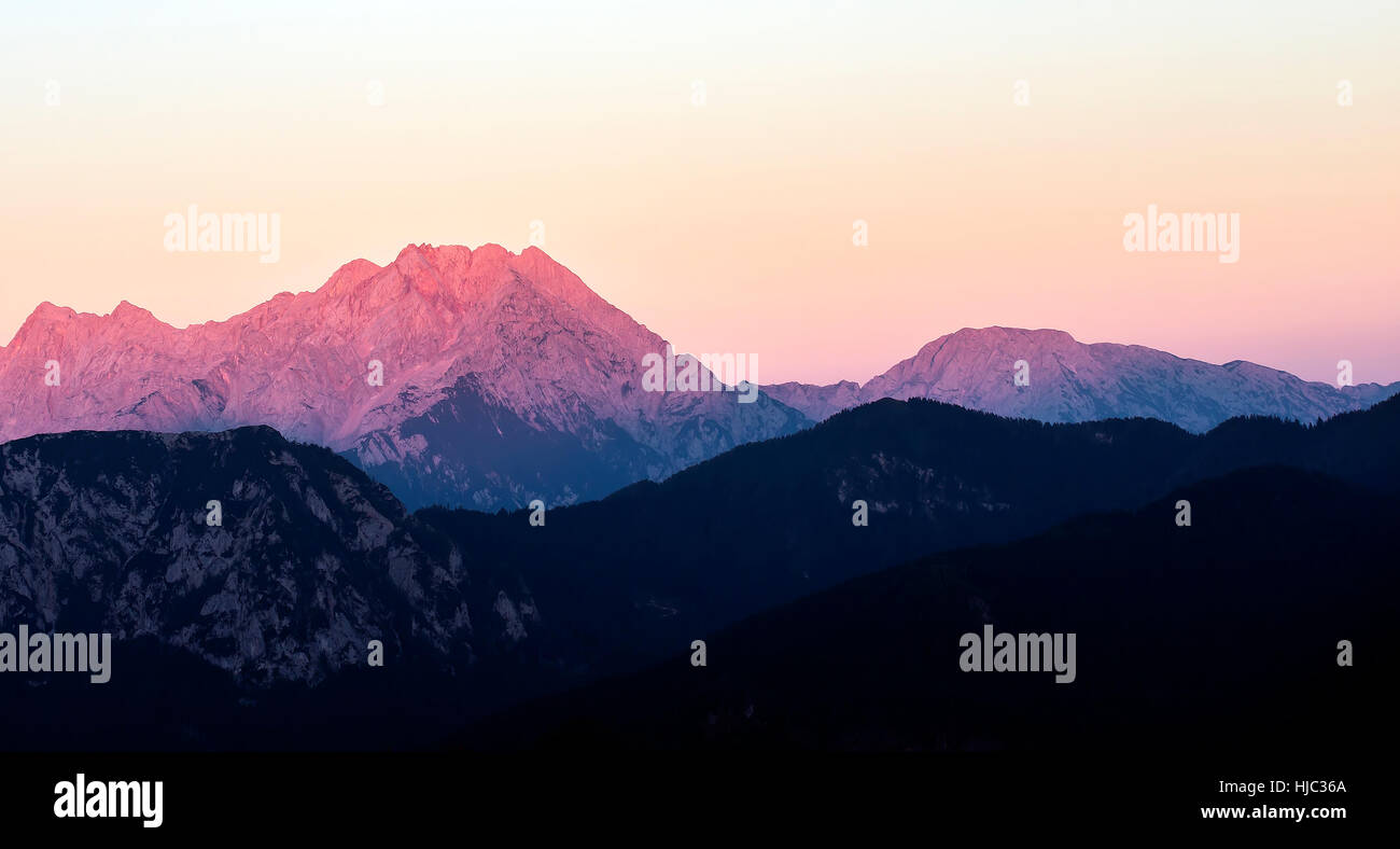 Montagna con un tono di colore rossastro. Foto Stock