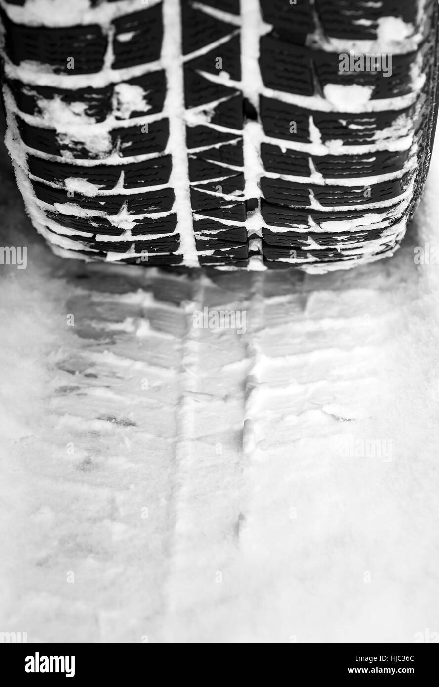 Pneumatici per auto su una neve. Foto Stock