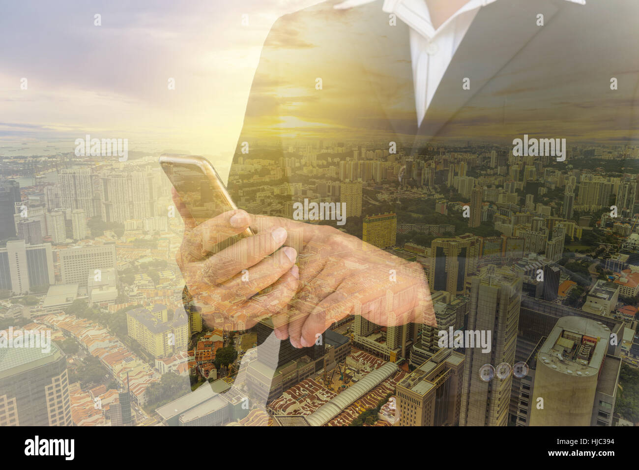 La doppia esposizione di imprenditore a controllare il suo smartphone e paesaggio urbano e della luce del sole filtro - possono essere utilizzate per la visualizzazione o montaggi sul prodotto Foto Stock