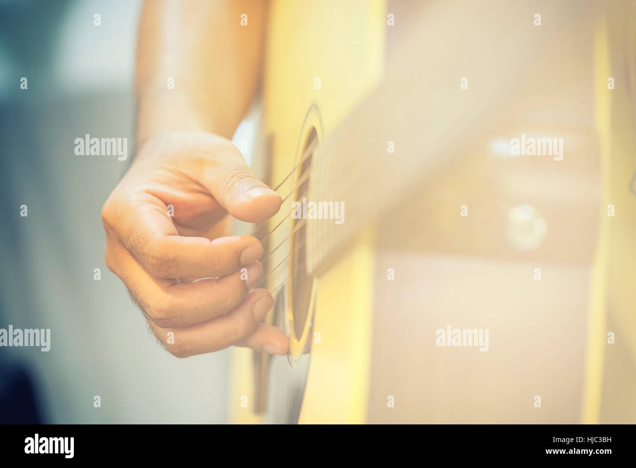 L'uomo astratto suonare la chitarra sul filtro retrò - possono essere utilizzate per la visualizzazione o montaggi sul prodotto Foto Stock