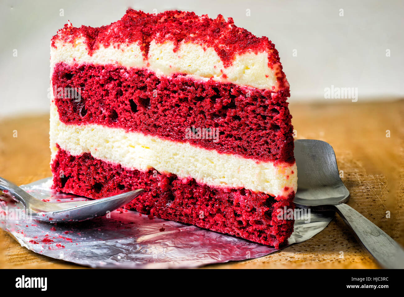 Pezzo di torta rossa del velluto sul piatto di legno e cucchiaio d'argento - possono essere utilizzate per la visualizzazione o montaggi sul prodotto Foto Stock