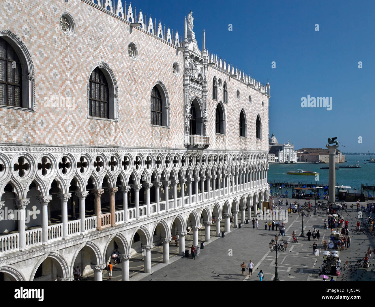 Il Palazzo Ducale in piazza San Marco (Piazzetta San Marco a Venezia, Italia. Il palazzo, costruito in stile gotico veneziano, e uno dei principali punti di riferimento Foto Stock