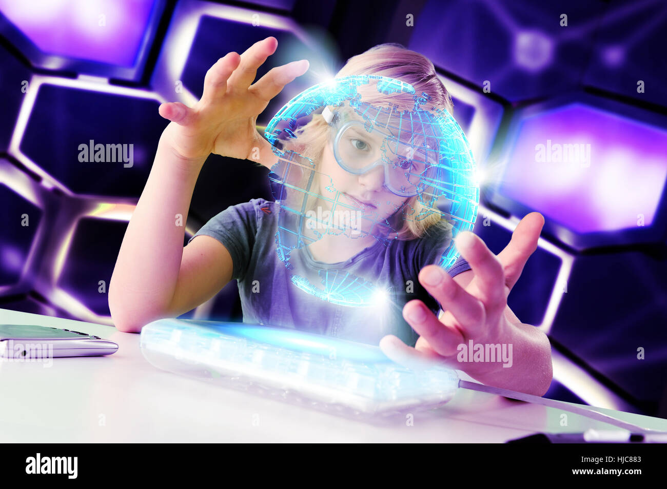 Ragazzo interagenti con floating digital globe Foto Stock