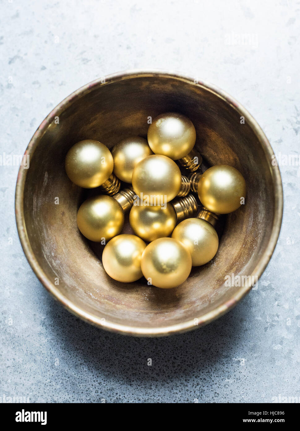 Vista aerea del gold baubles di Natale in vaso Foto Stock