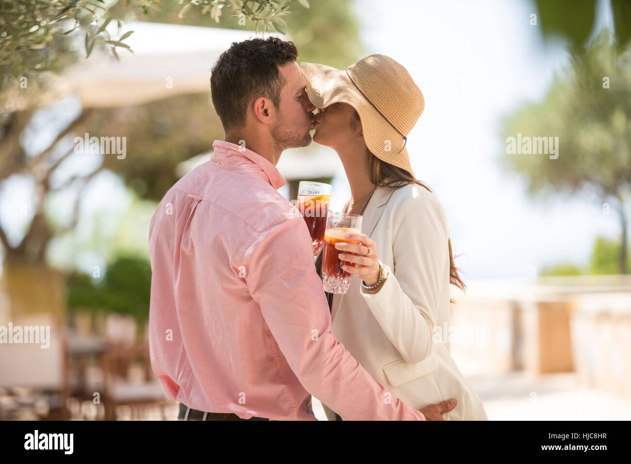 Accoppiare la condivisione di un bacio all'arrivo in hotel boutique, Maiorca, SPAGNA Foto Stock