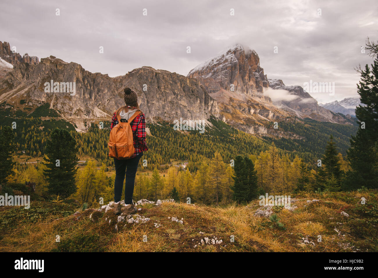 Escursionista godere un paesaggio, Monte Lagazuoi, Alpi Dolomitiche, Alto Adige, Italia Foto Stock