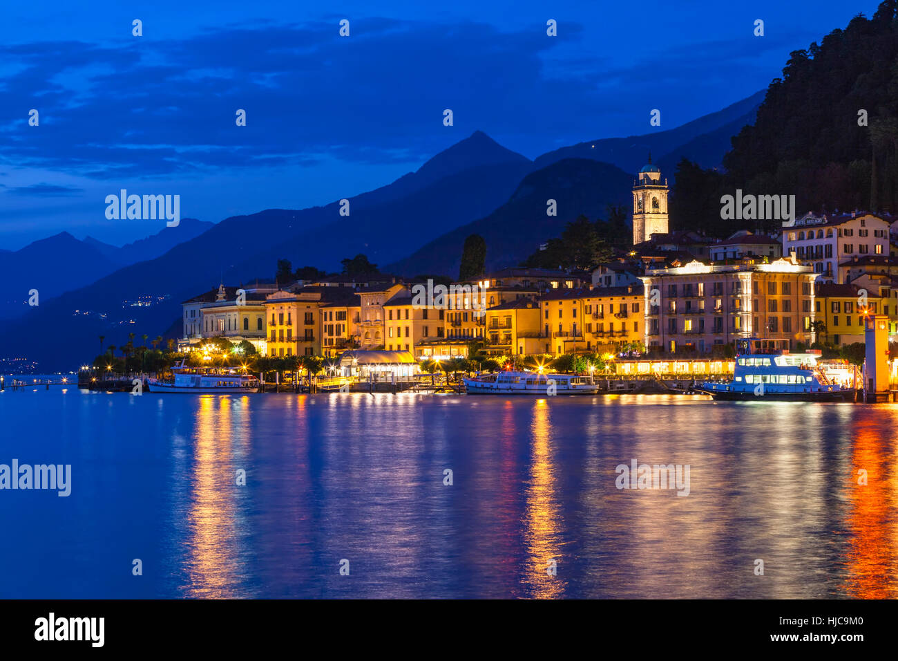 Vista del waterfront luci della città di notte, Lago di Como, Italia Foto Stock