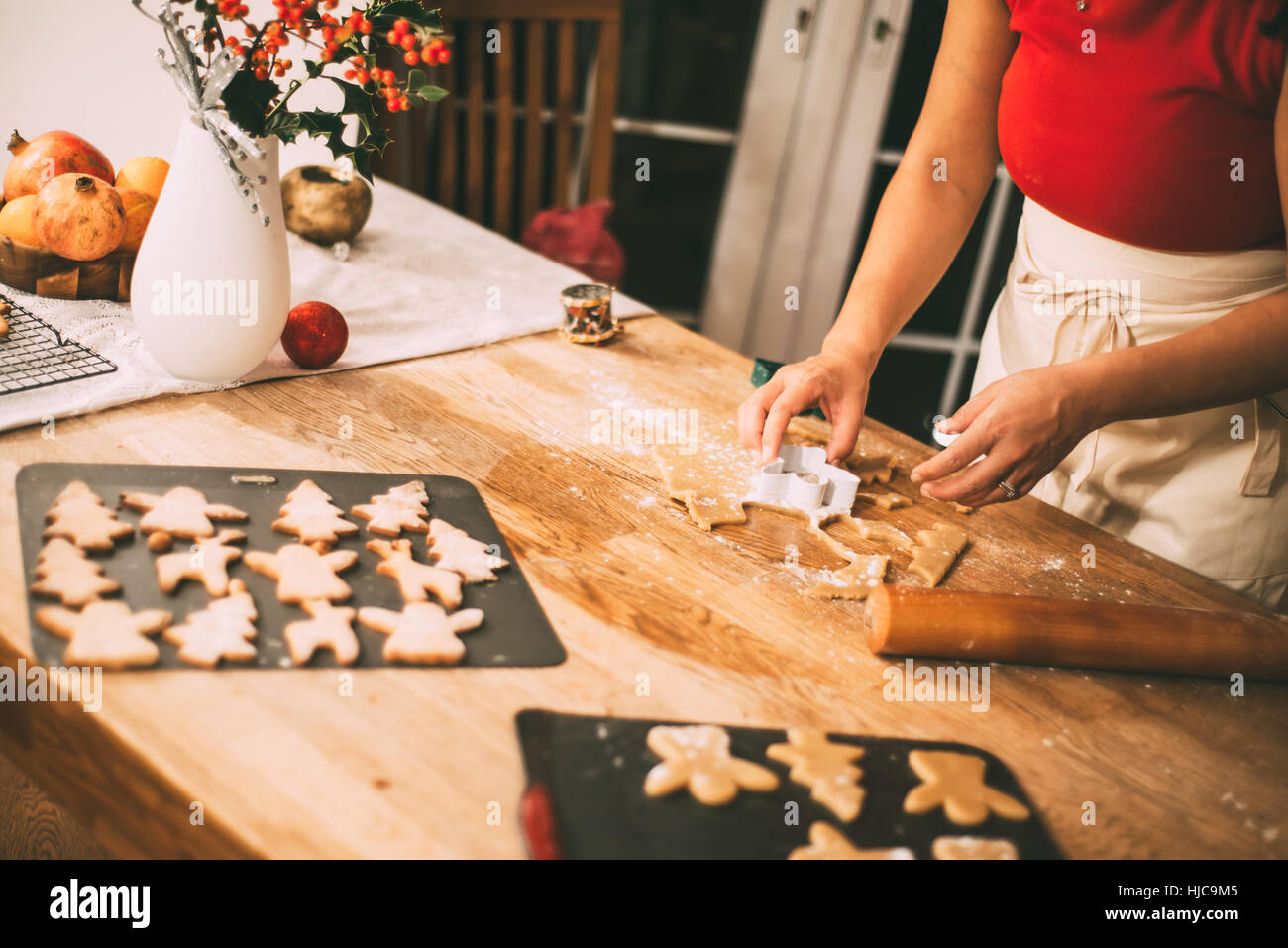 La sezione centrale del taglio donna Natale forme cookie al banco di cucina Foto Stock