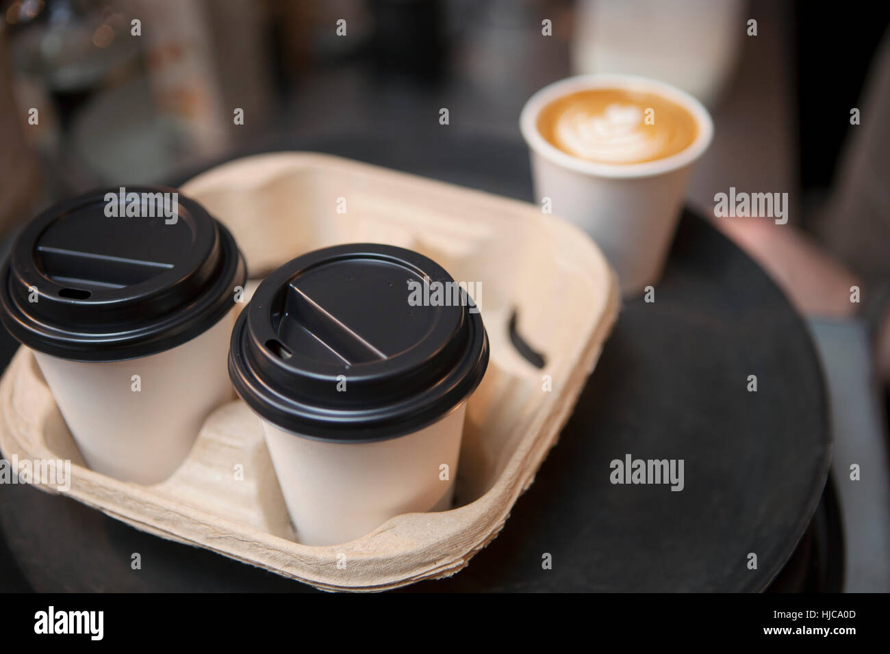 Vassoio del caffè in tazze monouso in cafe Foto Stock