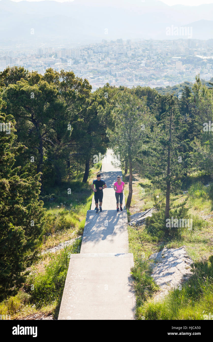 Giovane uomo e donna in corsa nel parco, Split, Dalmazia, Croazia Foto Stock