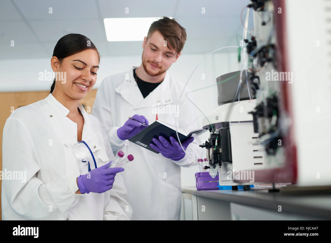 Gli scienziati in laboratorio utilizzando apparecchiature scientifiche Foto Stock