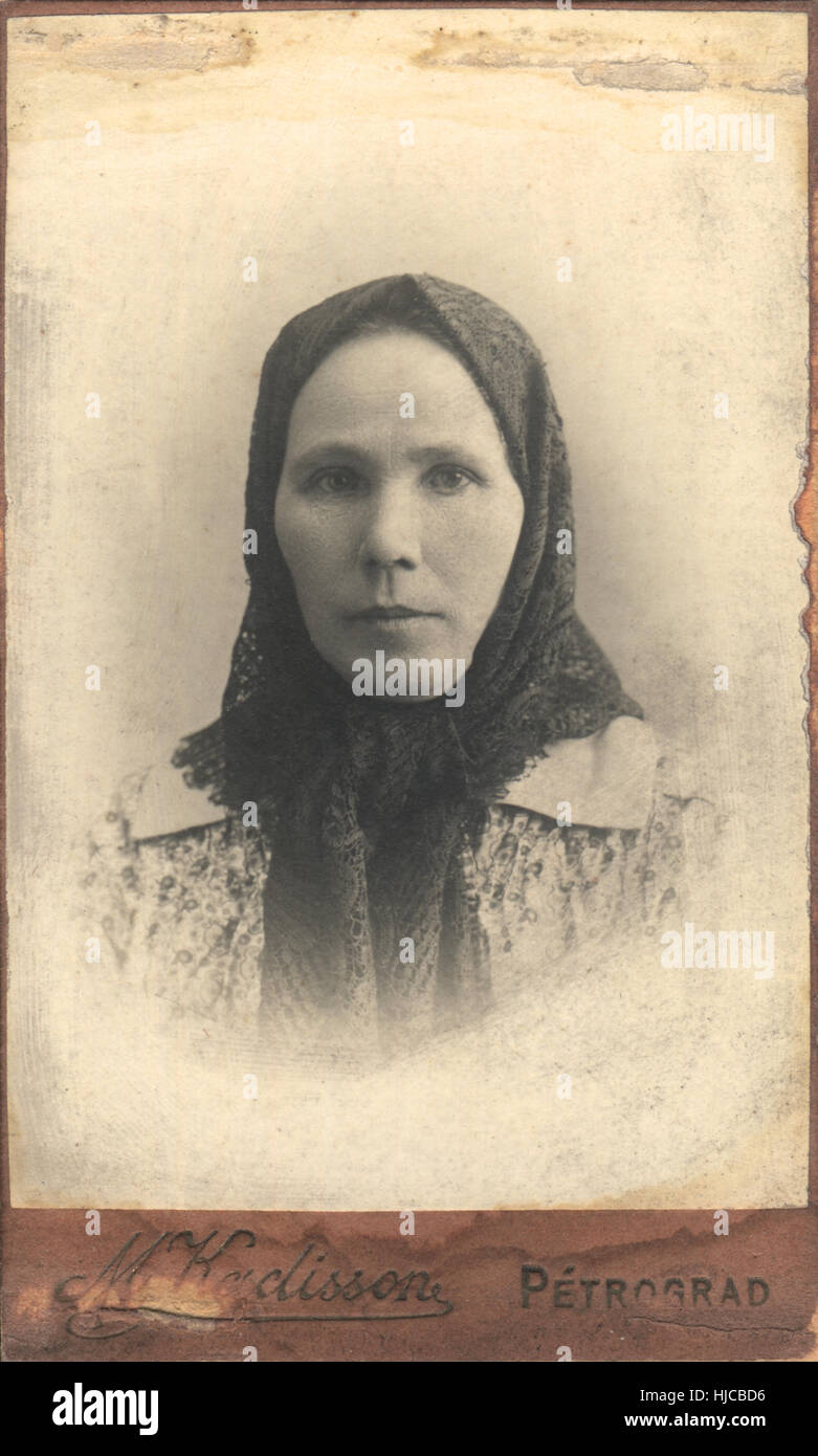 Foto d'epoca. Ritratto di una donna anziana in un velo. Photorgapher Kadisson, Petrograd, Russia, circa 1920 Foto Stock