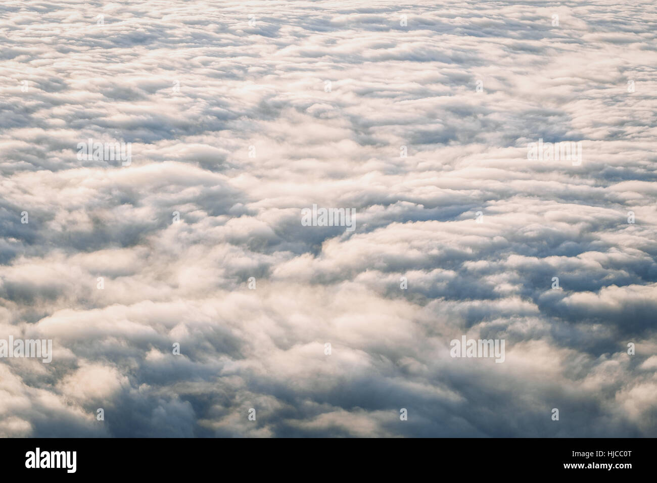 Superficie al di sopra nuvola in movimento con la luce del sole di mattina della stagione invernale Foto Stock