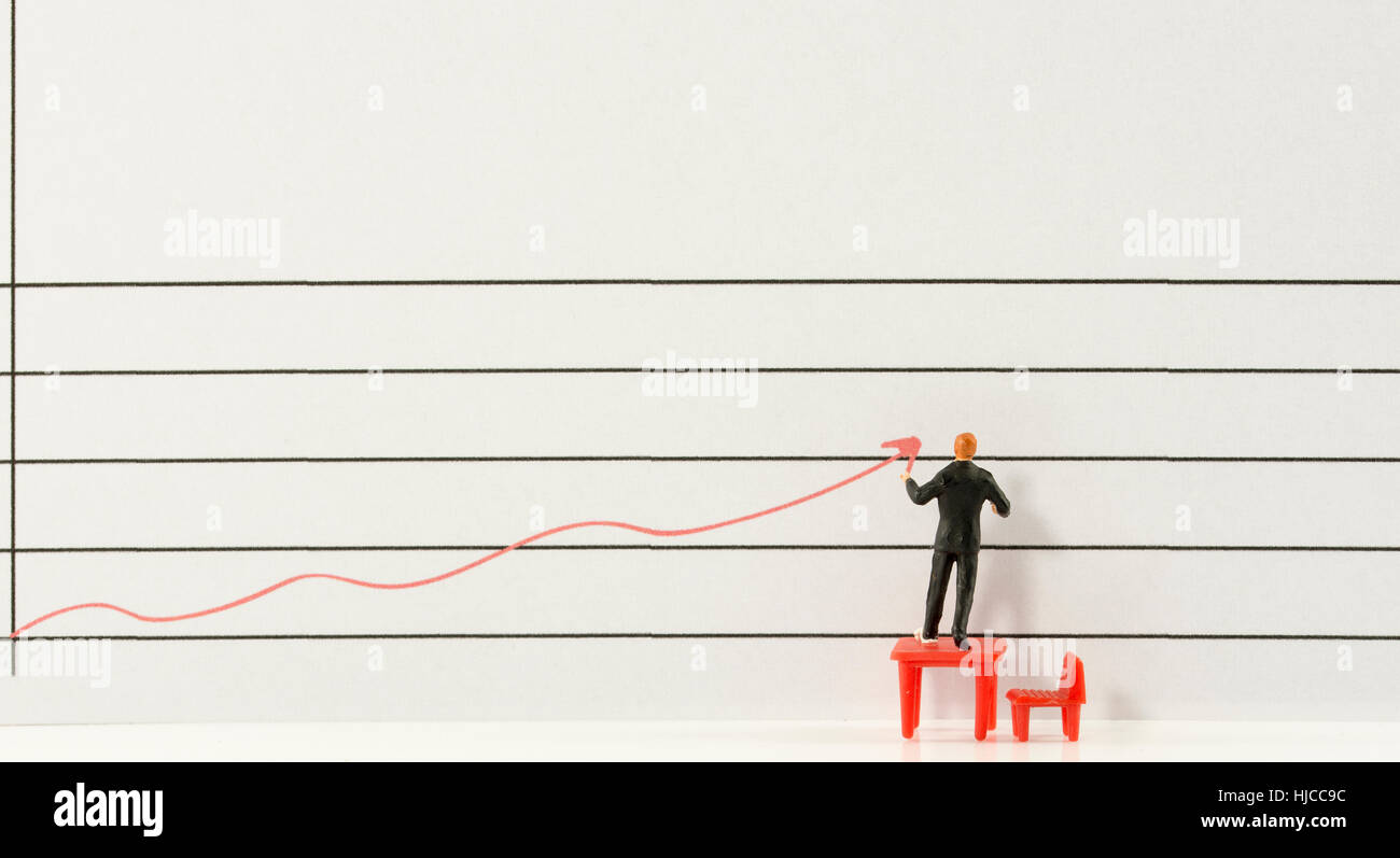 Uomo in miniatura che mostra aumentare e far crescere di commercializzazione da rosso linea grafica Foto Stock