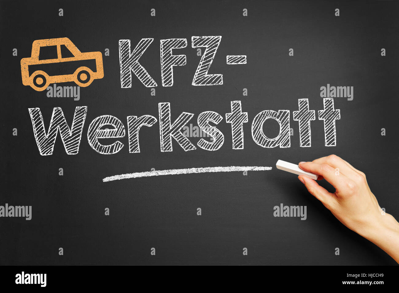 La scrittura a mano in tedesco 'KFZ-Werkstatt' (riparazione auto shop) su una lavagna Foto Stock