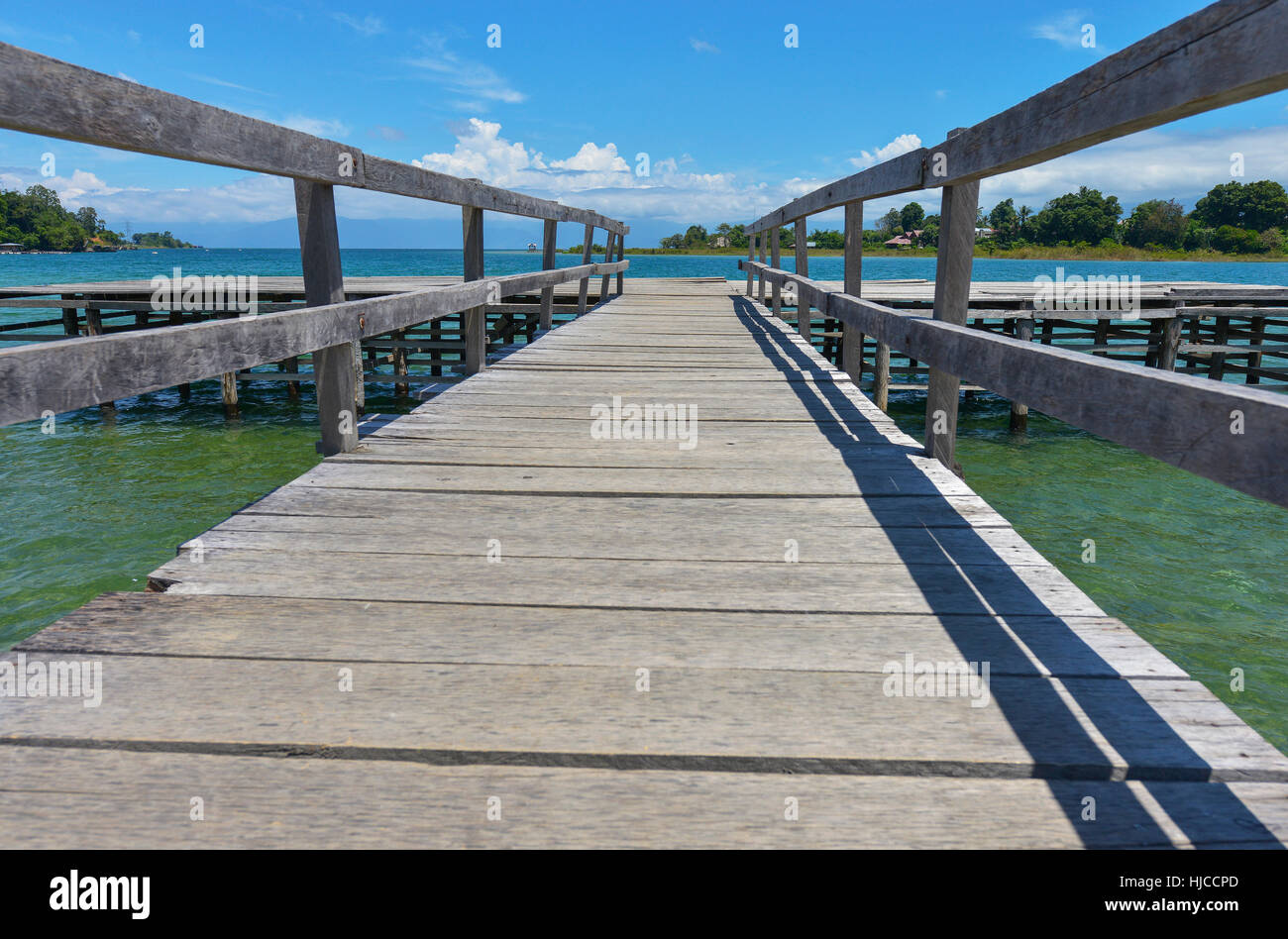 Vista di un pontile su una spiaggia di Isola di Sulawesi, Indonesia Foto Stock
