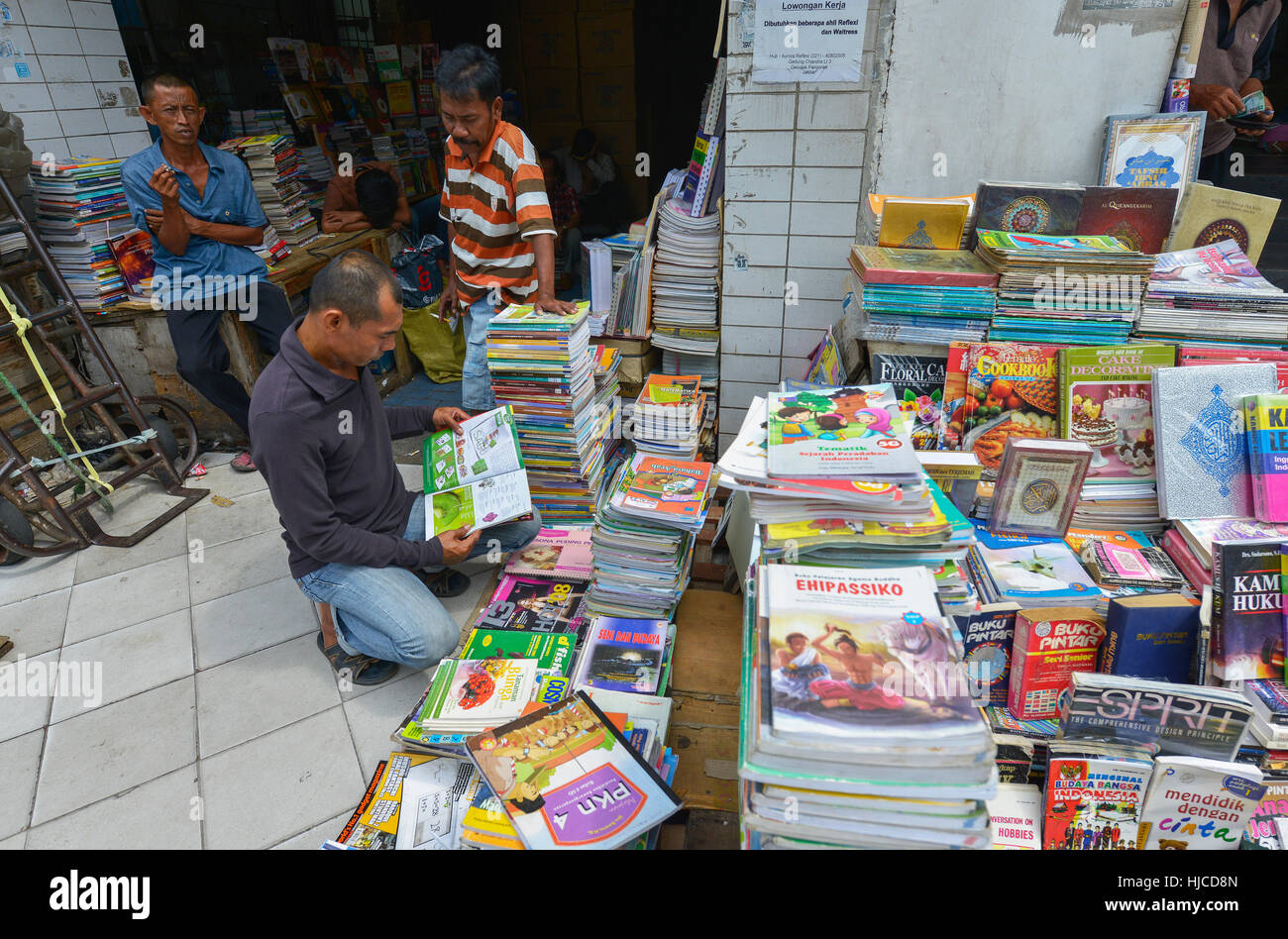 Jakarta, Java, Indonesia - 25 agosto: Seconda mano librerie su una strada a agosto 25, 2016 a Giacarta, Java, Indonesia. Foto Stock